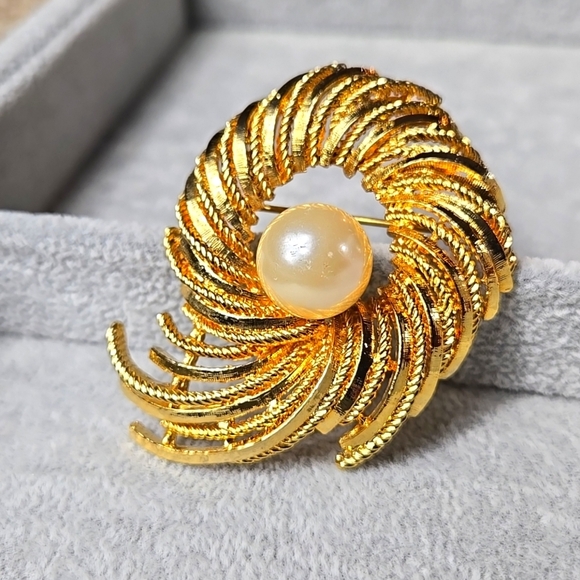 Elegant Gold Swirl Brooch with Pearl Accent - Picture 14 of 17